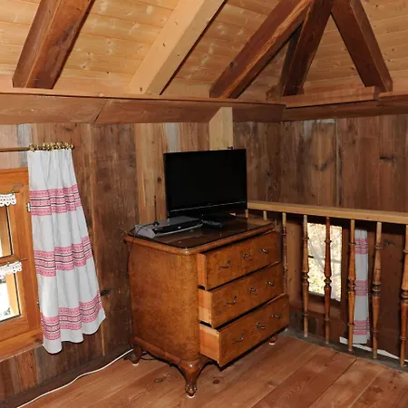 Cozy Chalet In With Large Terrace Alpstuga